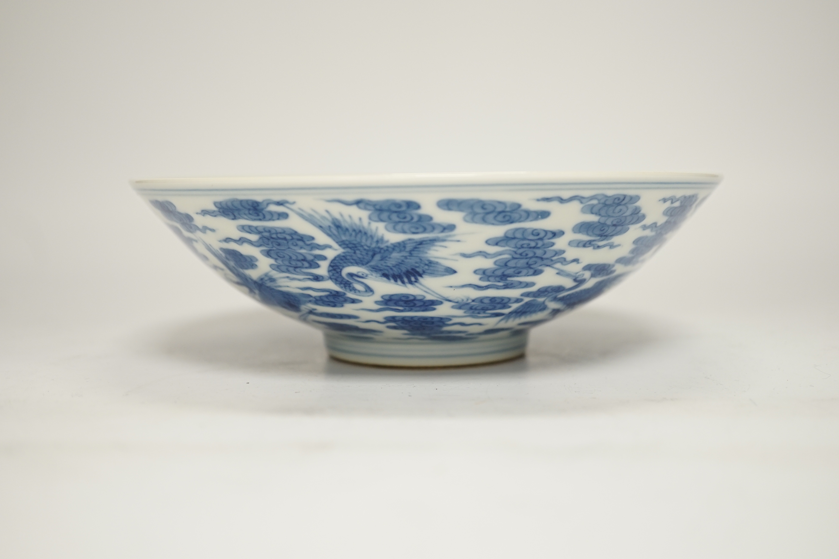 A Chinese blue and white bowl, diameter 18cm